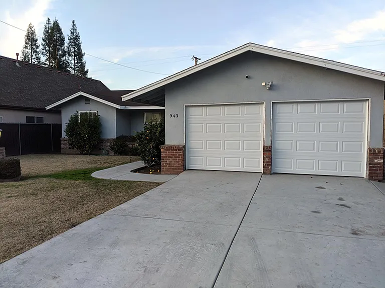 943 E Buckingham Way — Photo 2