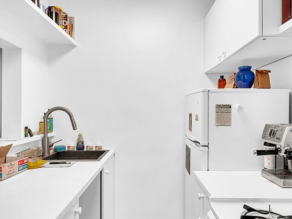 3rd image of 320 W 11th St #1
