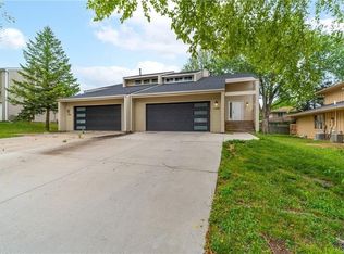 1300 NW 90th St, Clive, IA 50325