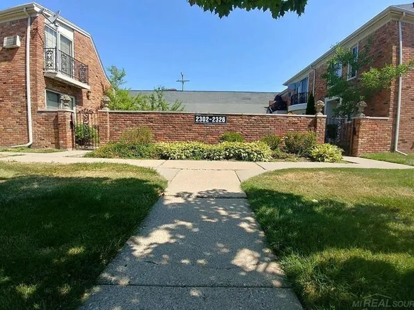 2306 W Forteen Mile Rd, Royal Oak, MI 48073