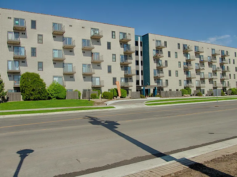 Knollwood Towers East Apartments — Photo 8