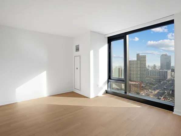 18 Sixth Avenue image 1 of 24