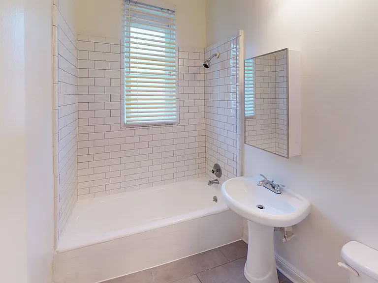 La Chandelle Apts...Charming building...Renovated Apartments Available...Hardwood Floors! — Photo 7