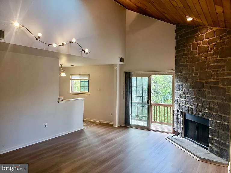 369 Green Meadow Ln — Photo 6