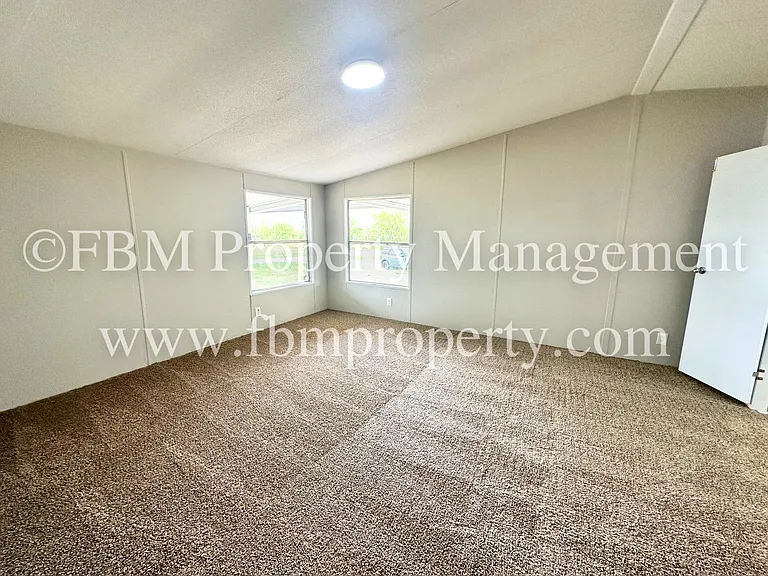 402 E College Ave — Photo 9