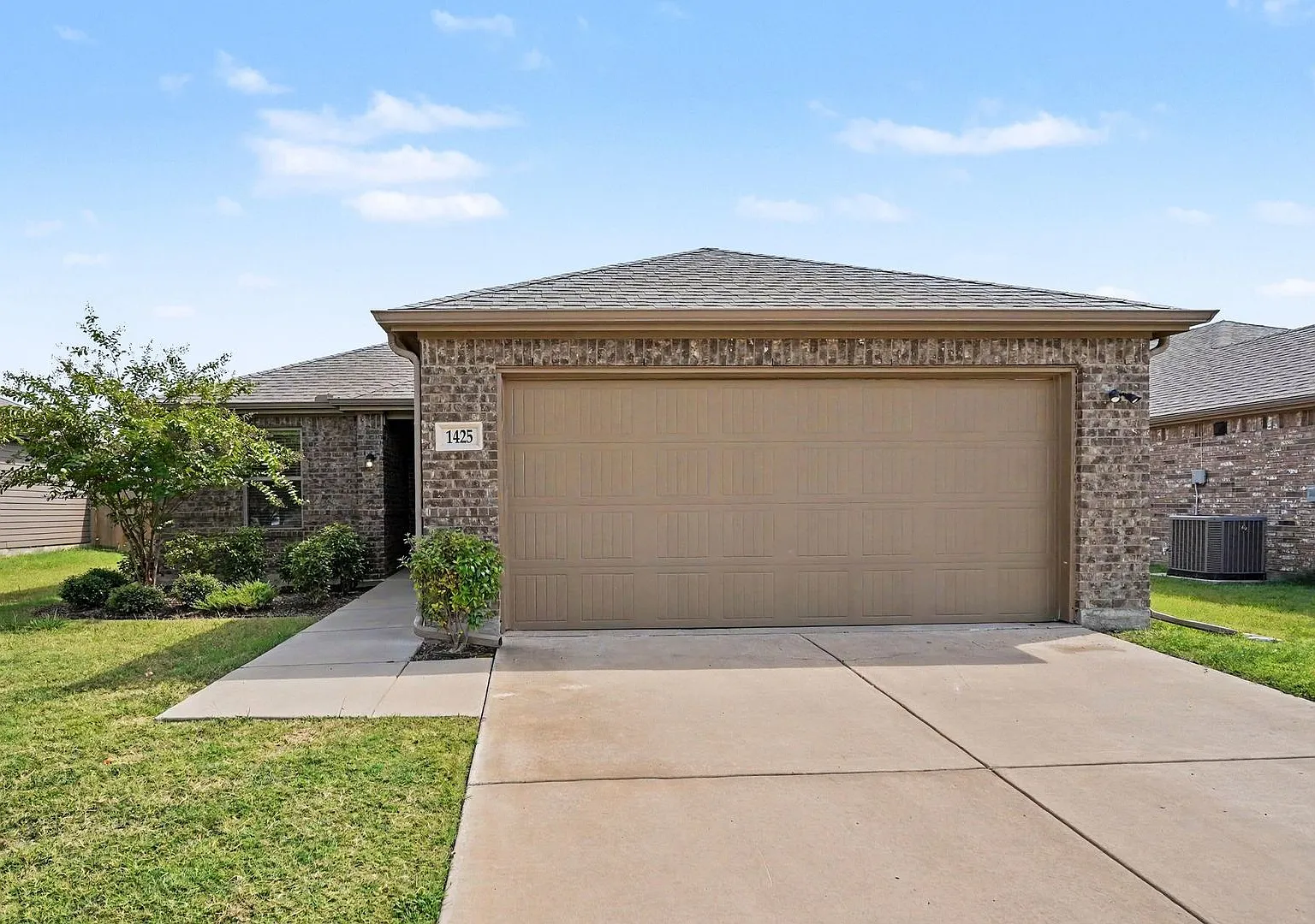 Welcome to 1425 Waverley Dr in Greenville! This inviting home offers comfortable living with a fu... — Photo 3