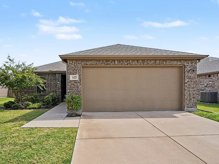 1425 Waverley Dr — Photo 3