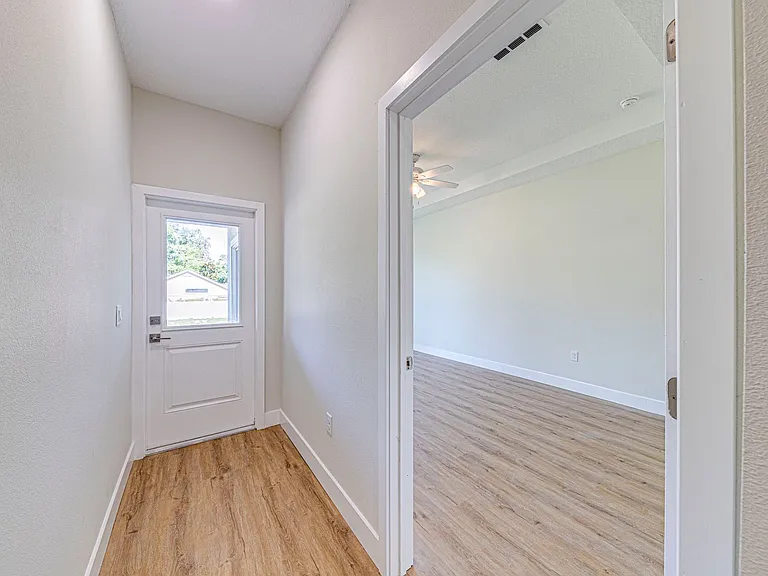 241 N Pine Ave — Photo 17