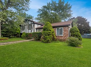 59 Chestnut Cir, Lindenhurst, IL 60046