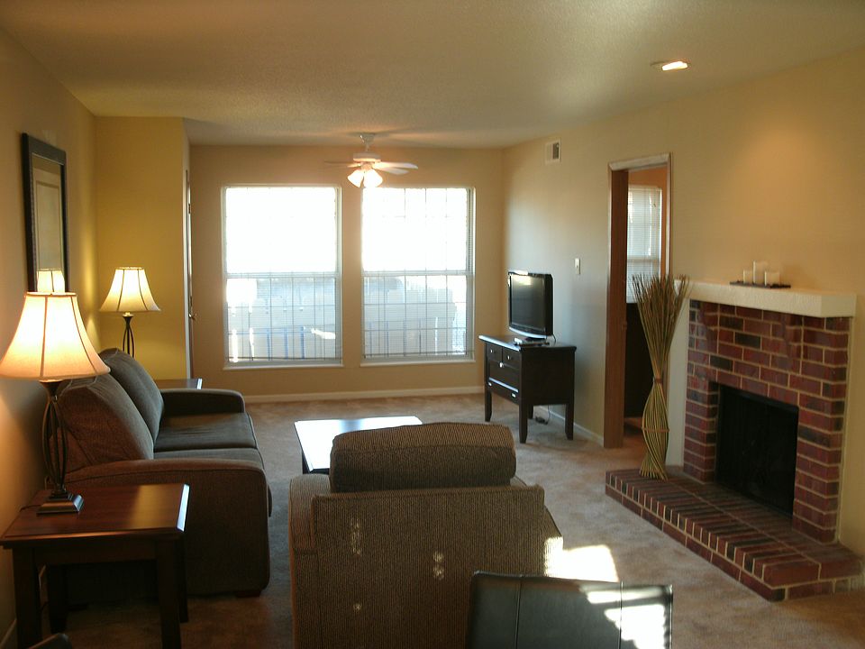 Living Room/Sunroom