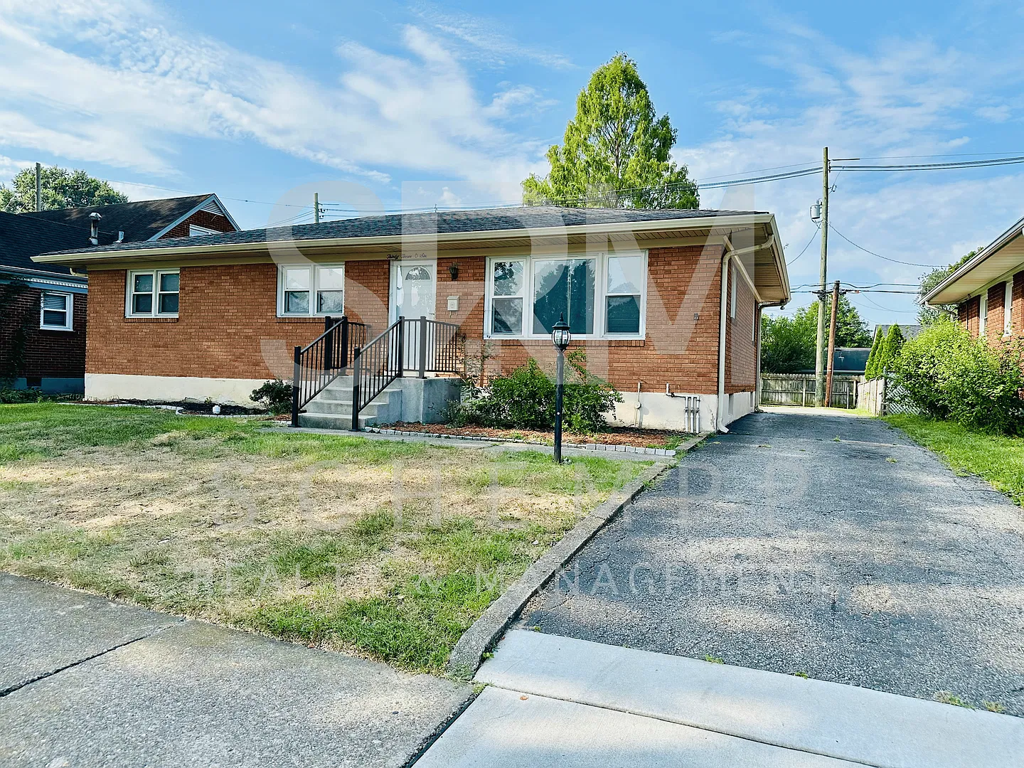 Three bedroom/2 full bath in Hikes Point with detached garage! — Photo 2