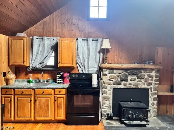 255 Wawayanda Rd, Highland Lakes, NJ 07422