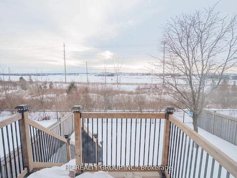 215 Armstrong Cres — Photo 32