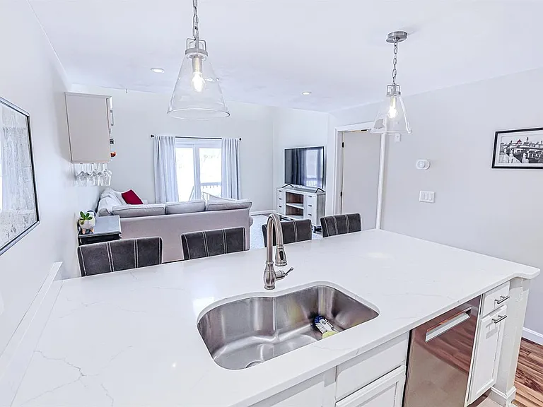 35 Montrose Dr — Photo 4