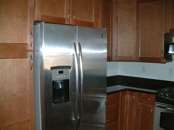 new appl. & maple cabinets