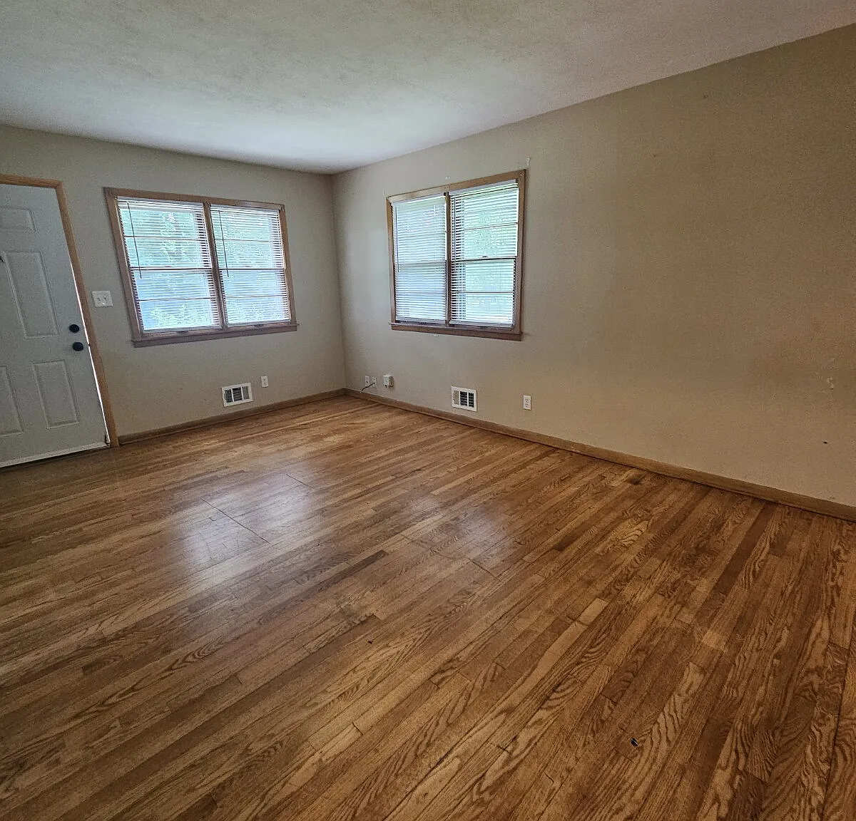 2 bed, 1.0 bath, $1,300 — Photo 2