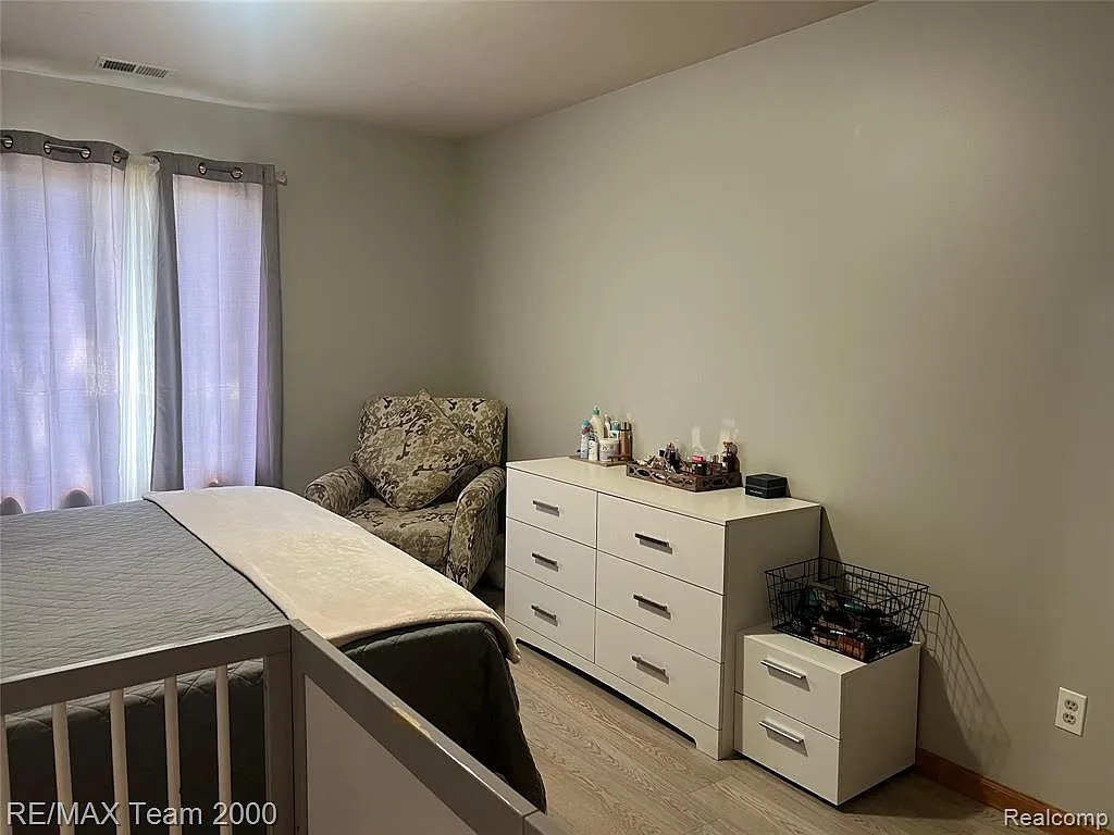 2 bed, 1.0 bath, 1073 sqft, $1,600 — Photo 4