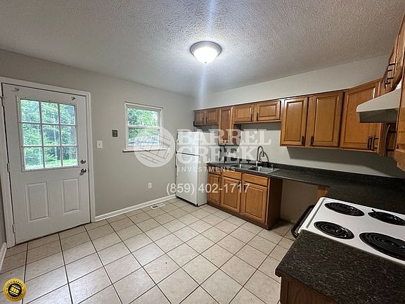 4th image of 308 Bond St #1/2