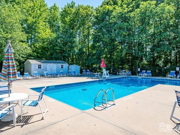 33 Vandeventer Ct, Sayreville, NJ 08872