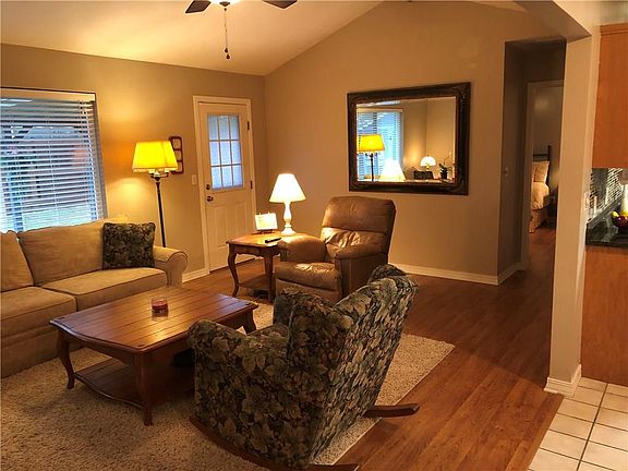 3rd image of 203 Glenwood Pl