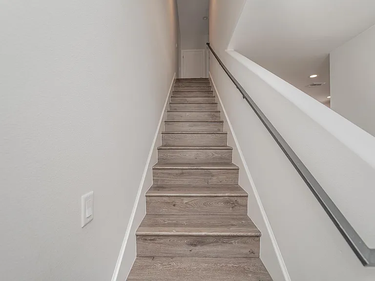 4526 1/2 Saint Charles Pl — Photo 15