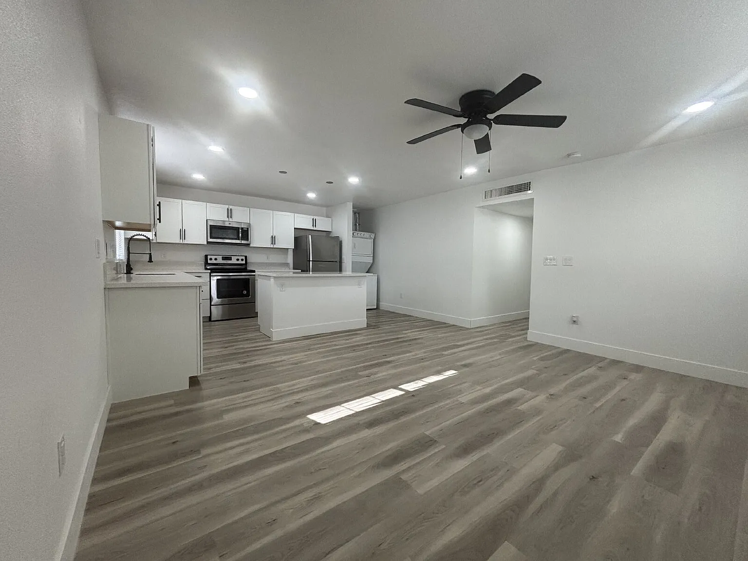 3 bed, 2.0 bath, 1000 sqft, $1,500 — Photo 1