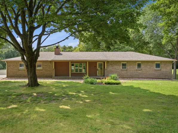 2806 Musquota Dr, Muscatine, IA 52761
