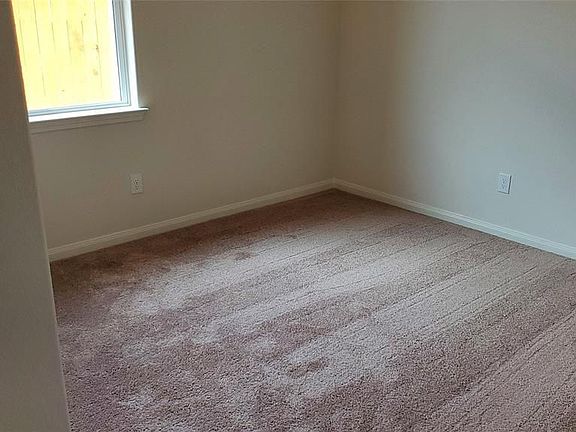 3rd image of 413 Bracken Hill Dr