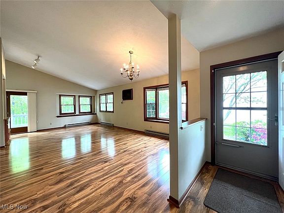 4th image of 140 Burlington Oval Dr