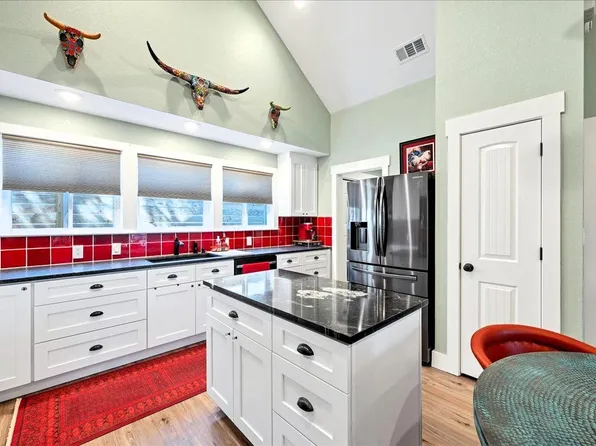 10502 W Lakeview Dr, Jonestown, TX 78645