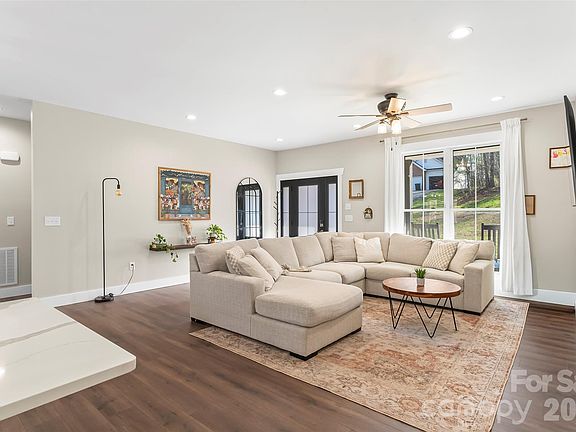 5th image of 126 Doe Path Cir