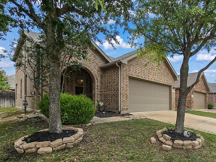 4 bed, 2.0 bath, 1856 sqft, $2,595 — Photo 3