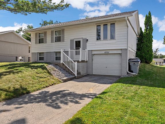3rd image of 6701 Arbor Ln NE