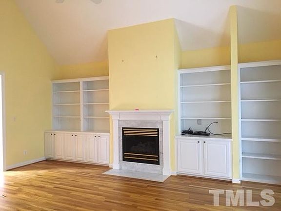 3rd image of 912 E Oak Dr