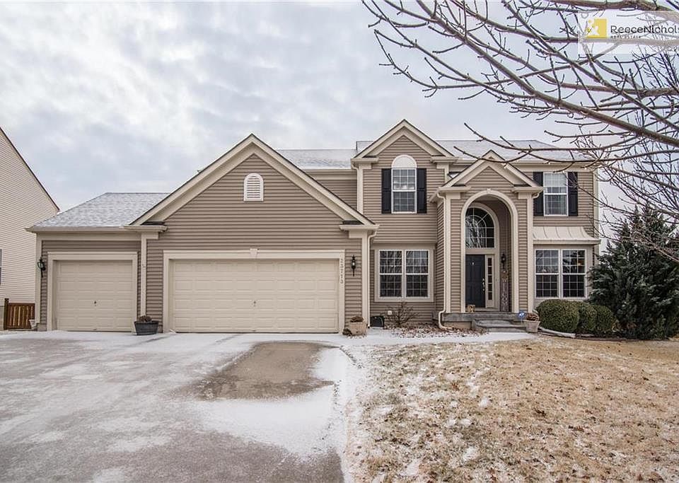 Beautiful 2-story on cul-de-sac lot