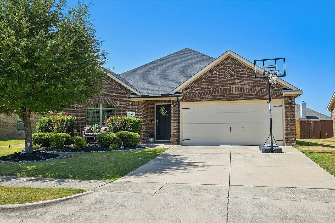4 bed, 1942 sqft, $2,899 — Photo 1