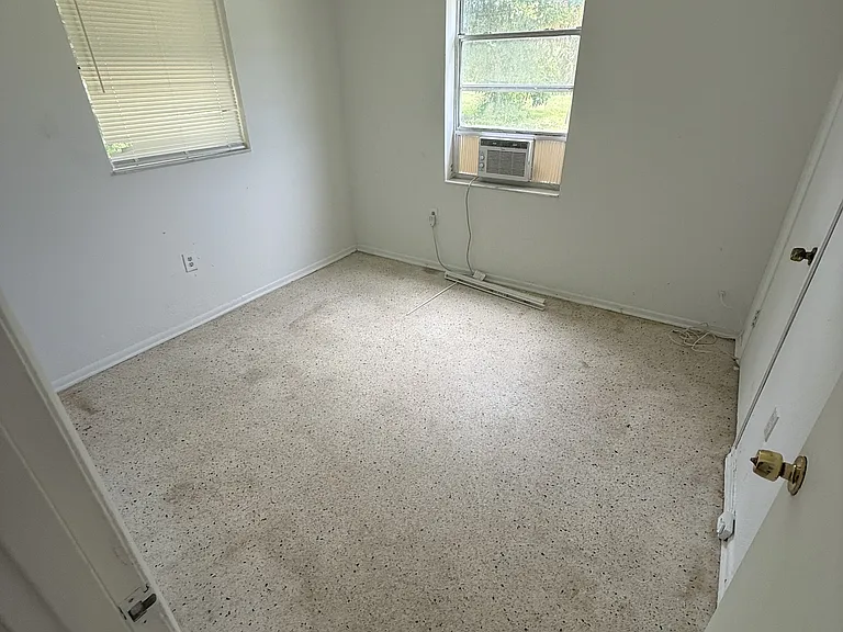 1604 Avenue E #B — Photo 5