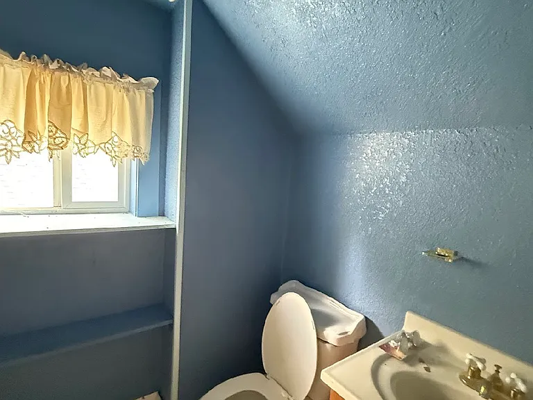 2061 N College St — Photo 8