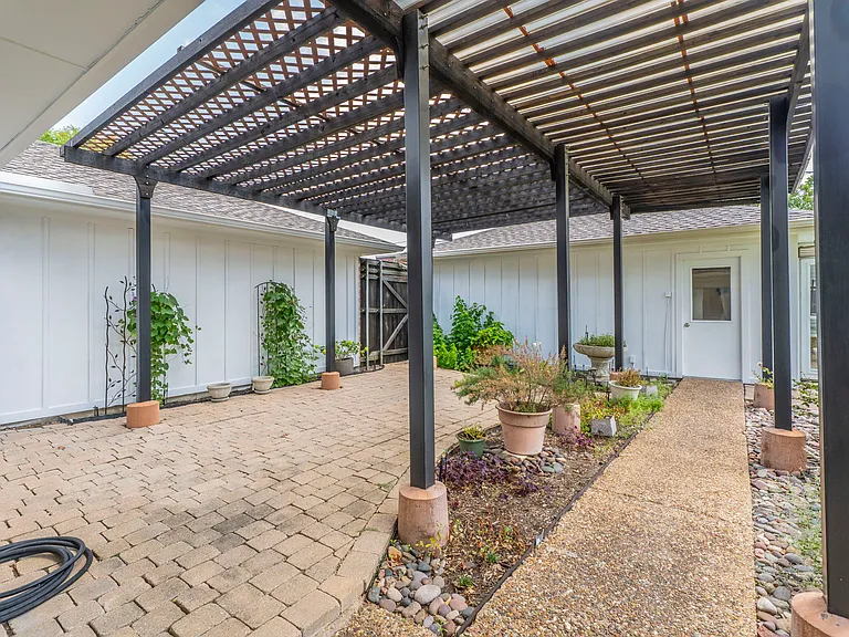3300 Wells Dr — Photo 14