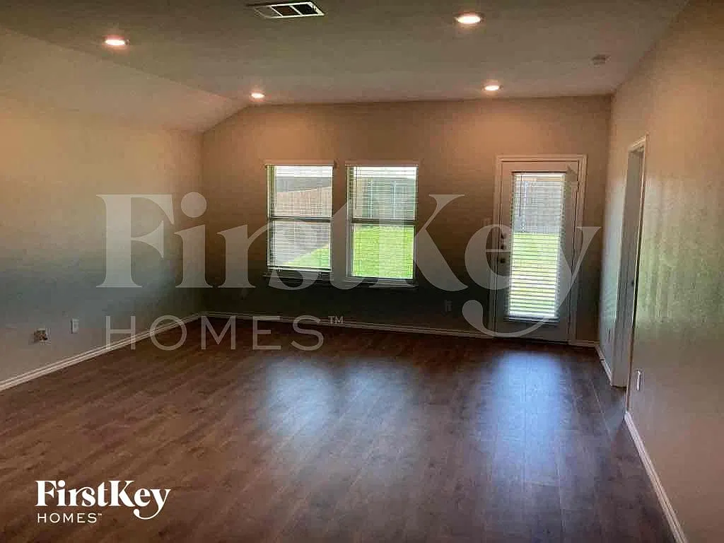 4 bed, 2.0 bath, 1650 sqft, $2,165 — Photo 2