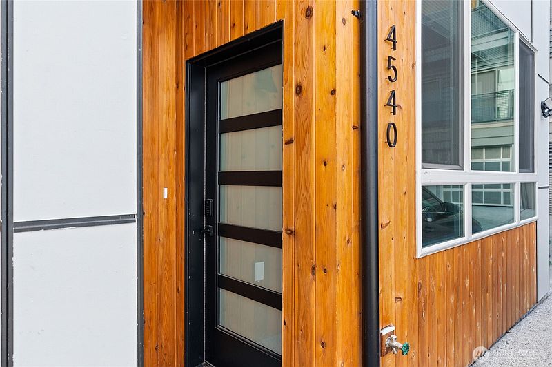 4th image of 4540 40th Avenue SW
