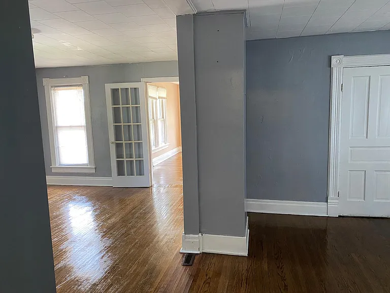 220 E 8th St #B — Photo 11