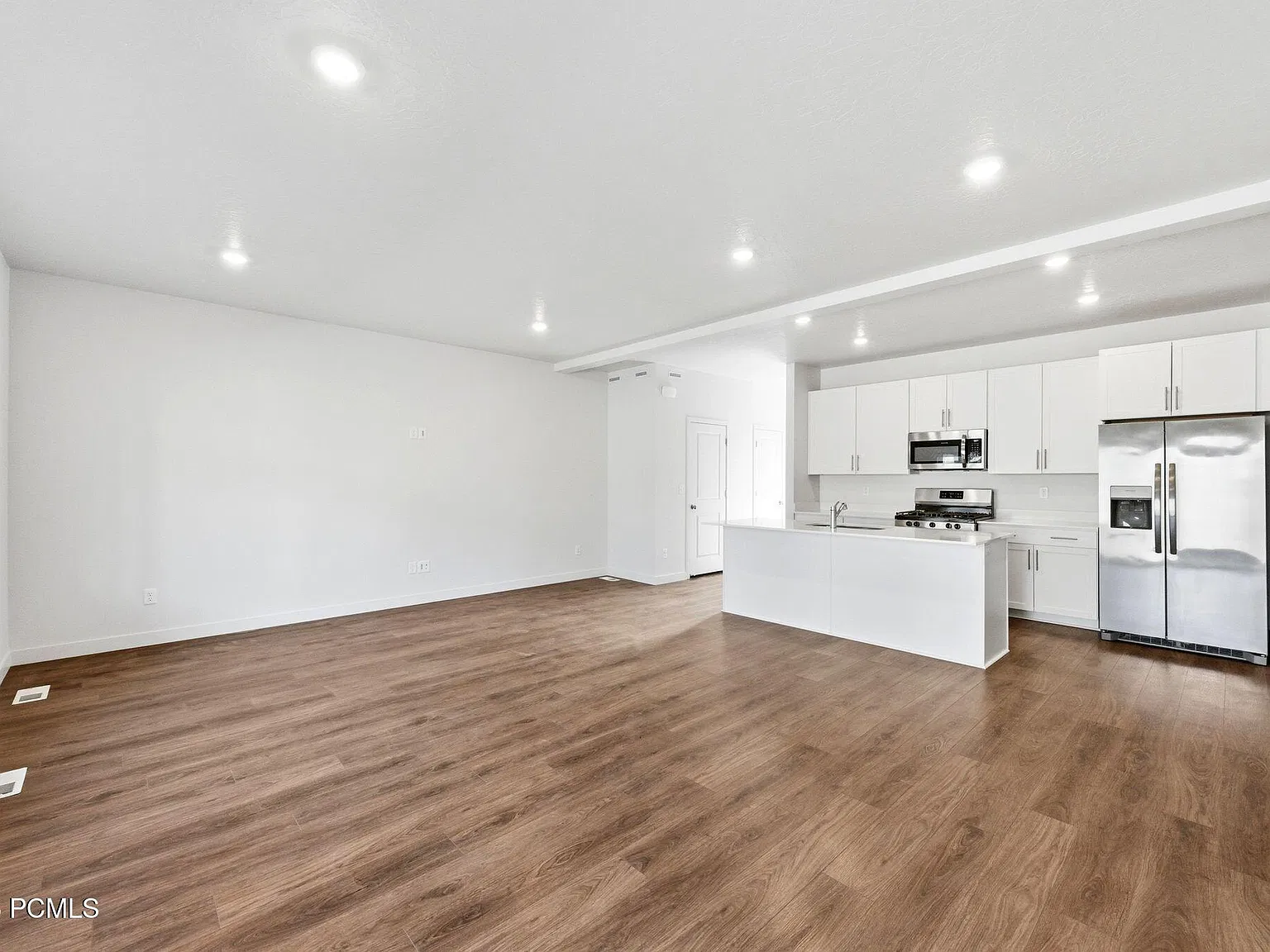 3 bed, 2.5 bath, 2492 sqft, $2,850 — Photo 4
