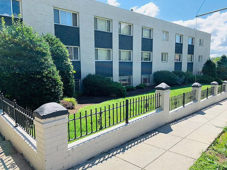 Delton Apartments — Photo 32