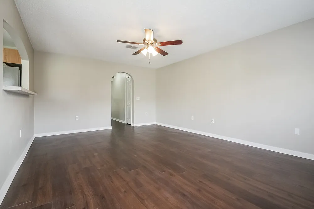 4 bed, 2.5 bath, 1926 sqft, $4,310 — Photo 3