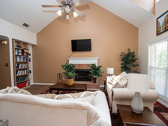 4th image of 105 Applewood Way