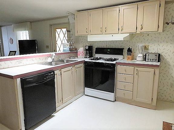 3rd image of 402 Shawn Ave