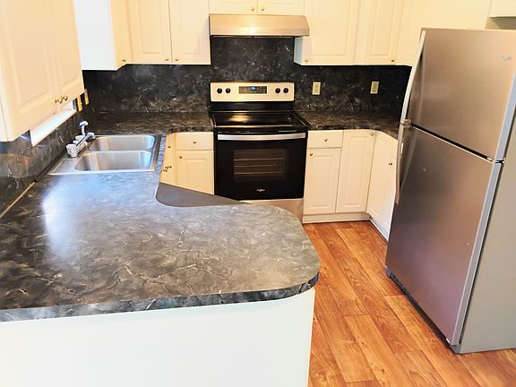 2nd image of 440 SE Lakeview Dr
