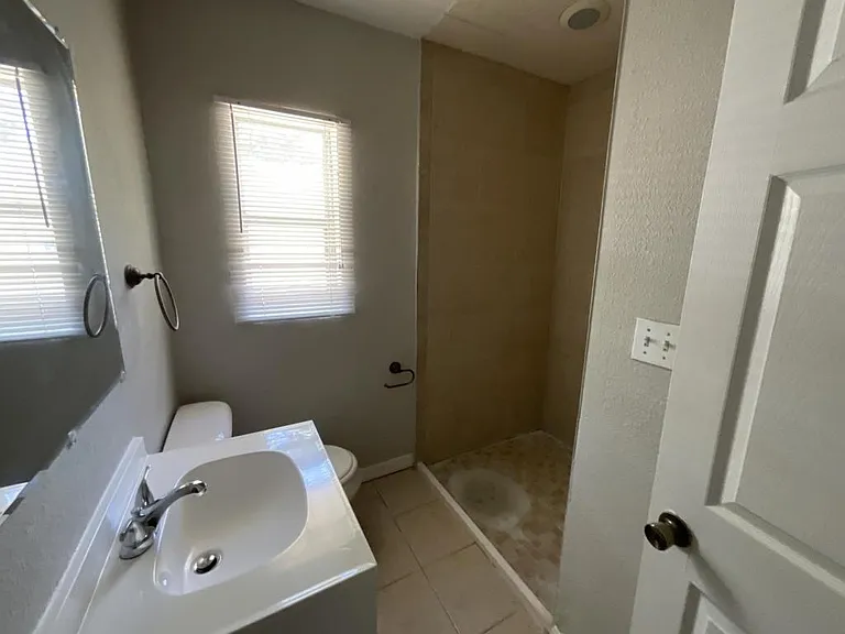 2218 S Park Ave — Photo 3