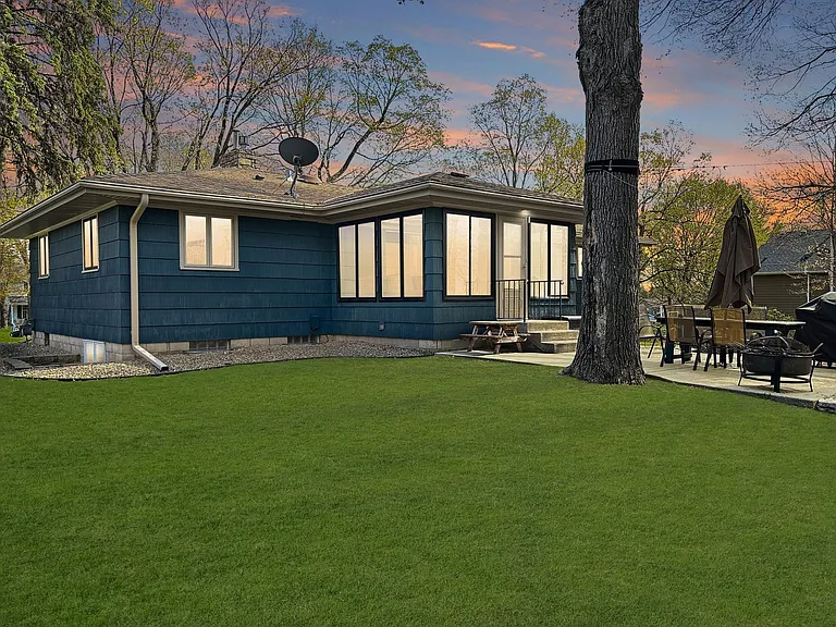 2541 Lakewood Ln — Photo 2